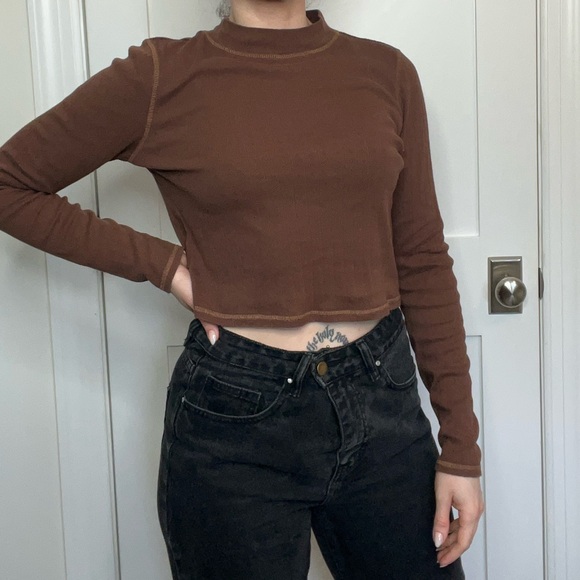 AE Long Sleeve Mock Neck w/ Ribbing detail - Picture 8 of 9